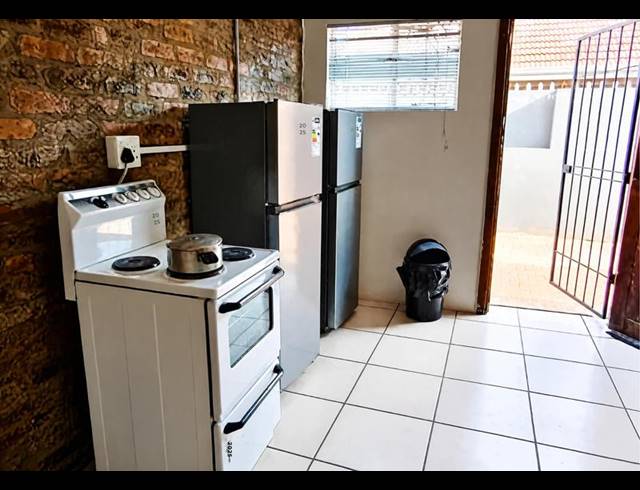 8 BEDROOM PROPERTY TO RENT IN DIE BULT